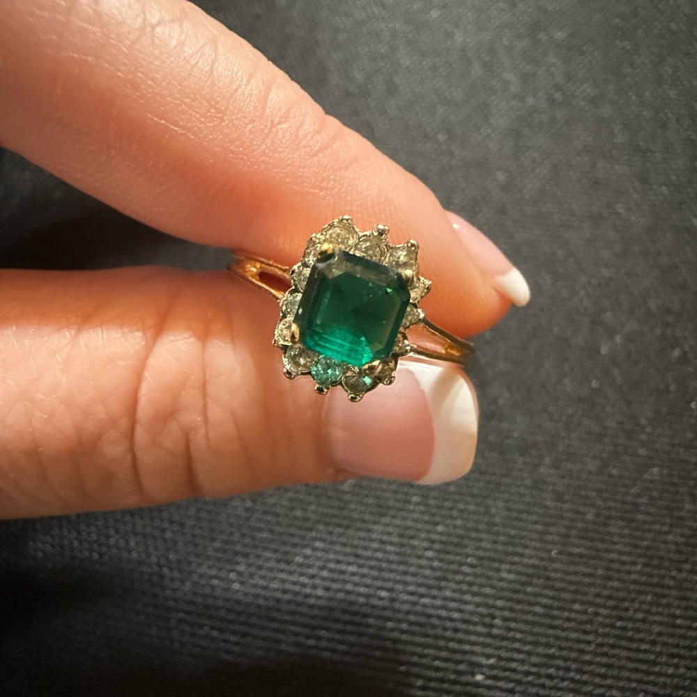 Elegant Gold and Green Gemstone Ring